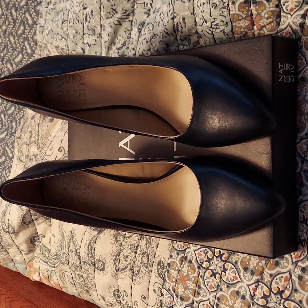 New in box Navy Naturalizer pumps
